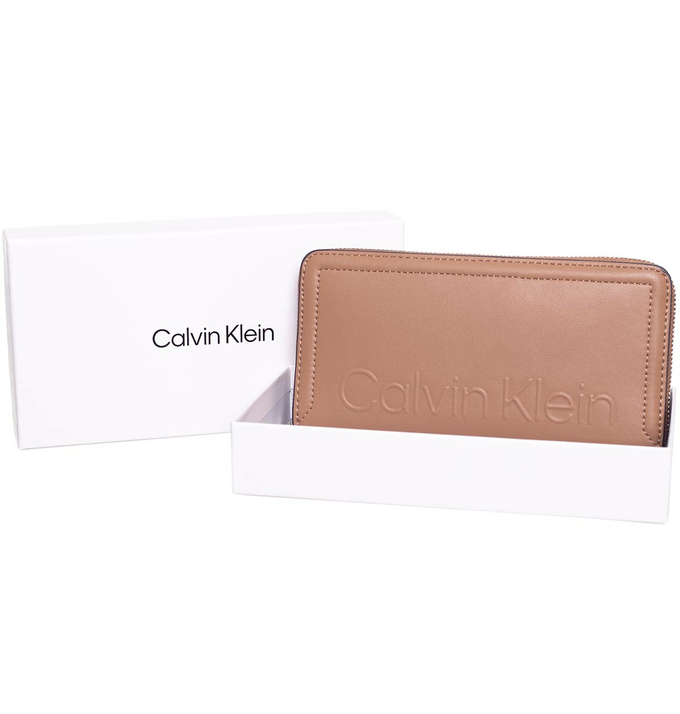 CALVIN-KLEIN-BEZPECNA-DAMSKA-PENEZENKA-MINIMAL-HARDWARE-Z-A-BROWN-K60K609919-RBC-246655-680x714