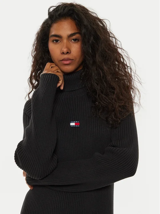 tommy-jeans-trikotazine-suknele-tjw-mockneck-badge-dw0dw19815-juoda-regular-fit-0000304074363-(3)