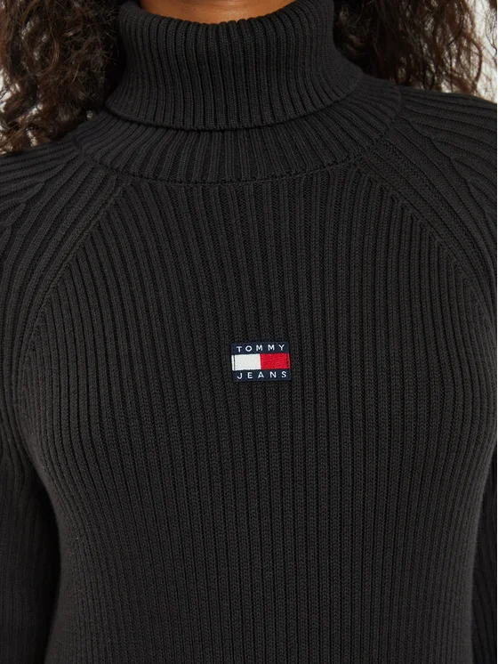 tommy-jeans-trikotazine-suknele-tjw-mockneck-badge-dw0dw19815-juoda-regular-fit-0000304074363-(4)