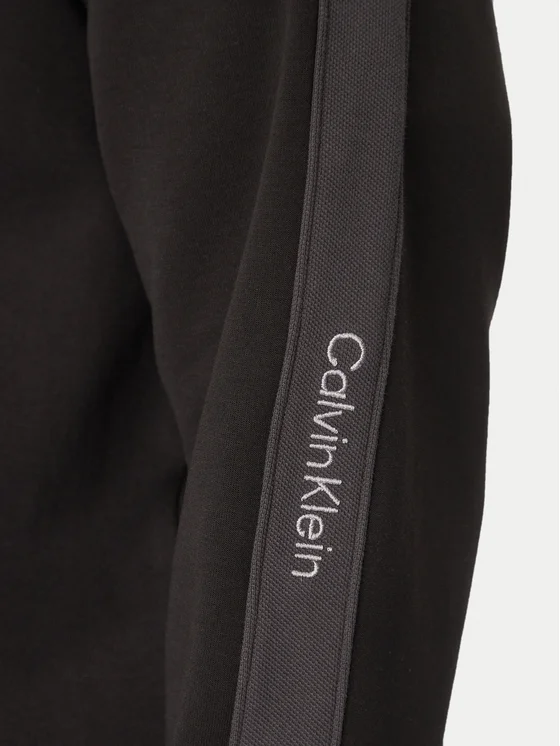 calvin-klein-jeans-majica-dugih-rukava-logo-tape-j30j327244-crna-regular-fit-0000304668463-(4)