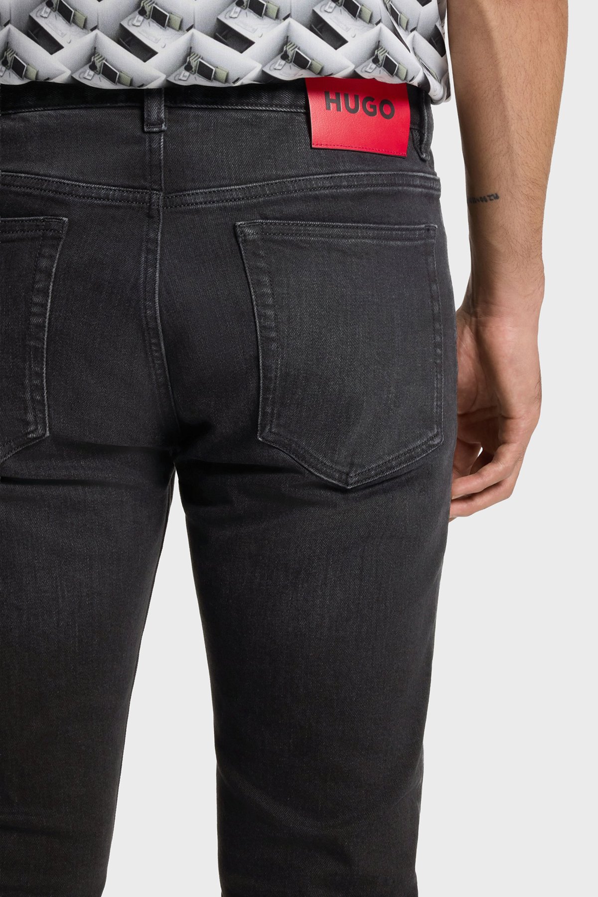 1200x1800-hugo-pamuklu-esnek-kumastan-slim-fit-dar-paca-jeans-erkek-kot-pantolon-50555179-021-koyu-gri-3194272-64-B